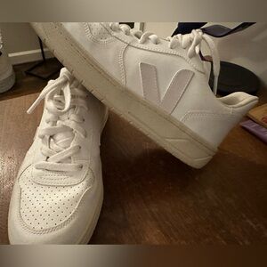 Women’s Veja v10 leather sneakers size 8